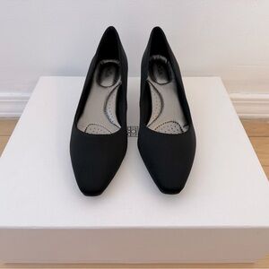 New in Box Abella Judith Kitten Heel Pumps in Black (Size 8).